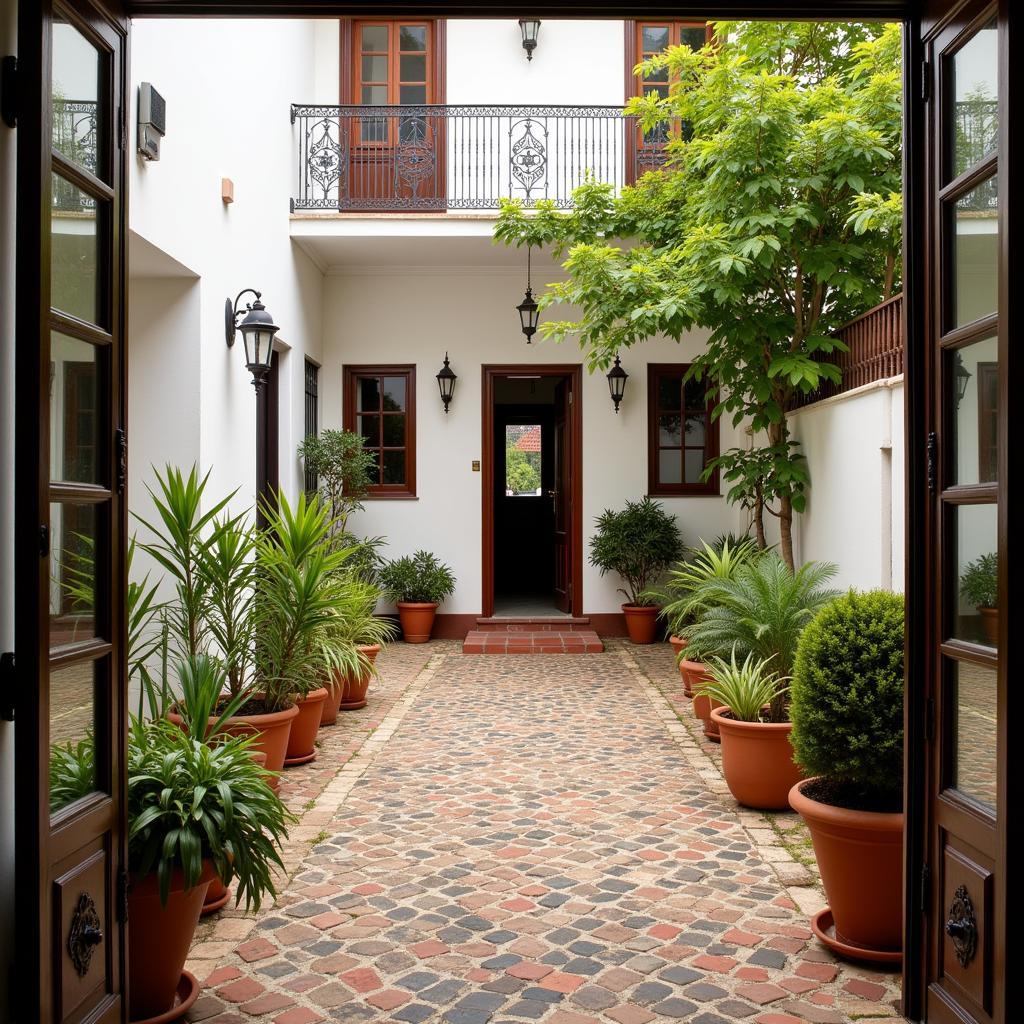 Cozy Spanish Courtyard Homestay